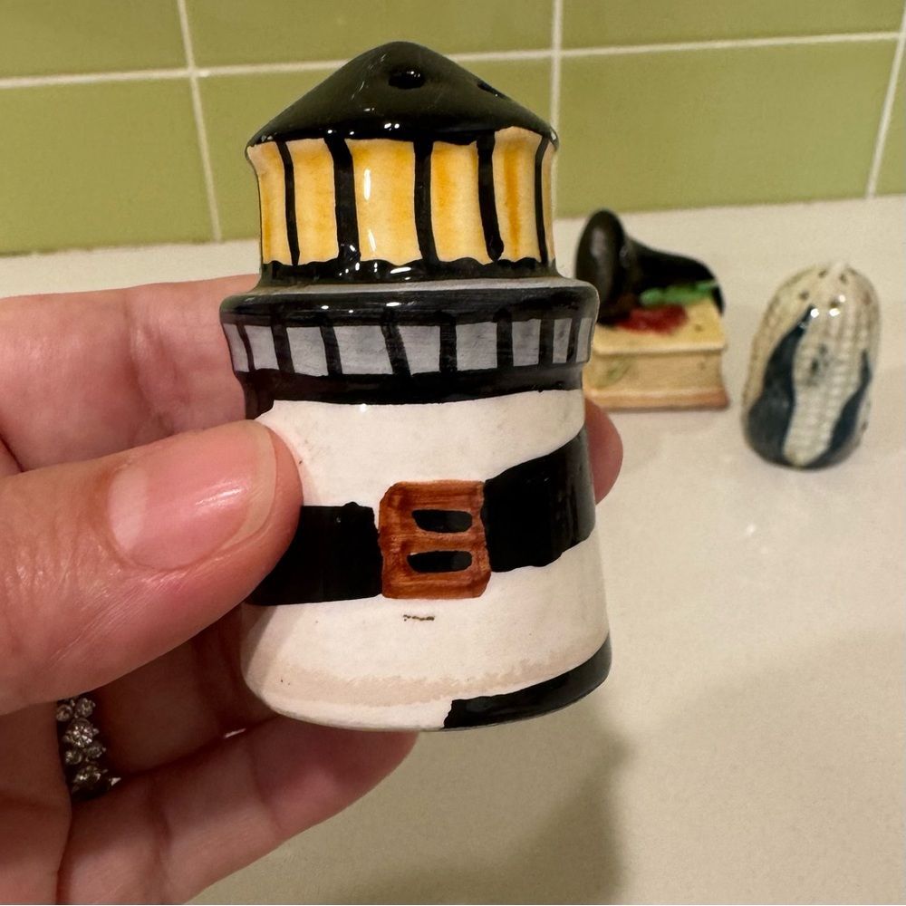 Lot of Vintage Salt and Pepper Shakers Assorted Collectible Kitchen Decor - Picture 2 of 16
